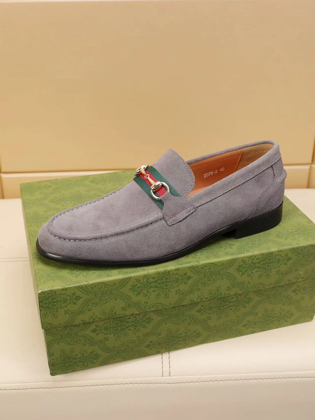 Men's men's shoes 💰440 🆘【GUCCI】Gucci ·🐂里· Hot-selling beanie shoes, top brand luxury, top quality, latest fashion beanie shoes.. The upper is made of original high mercerized smooth cow suede. (Full top-layer water-dyed 🐂 leather and lining). The original stylish and stylish soft rubber wear-resistant and non-slip outsole is light and comfortable on the foot, available in 3 colors! Matching code: 39-45 (38.46. Customized)